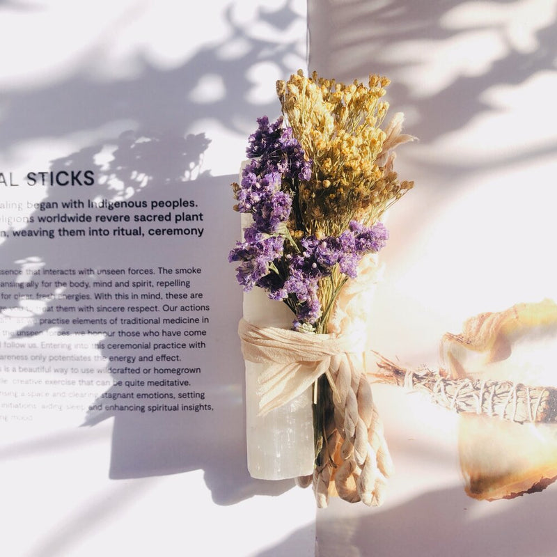 Palo Santo, Selenite, Incenses and Dried Flowers - Smudge Bundle