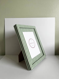 Green Vanguard Stripe Frame: 10x8in (7x5in)